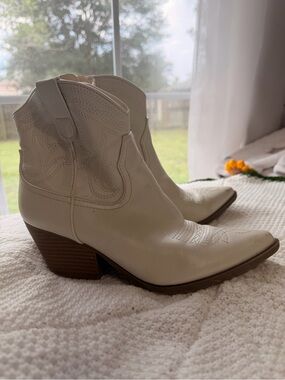 Indigo Rd. White Western Ankle Boots 🤠🤍